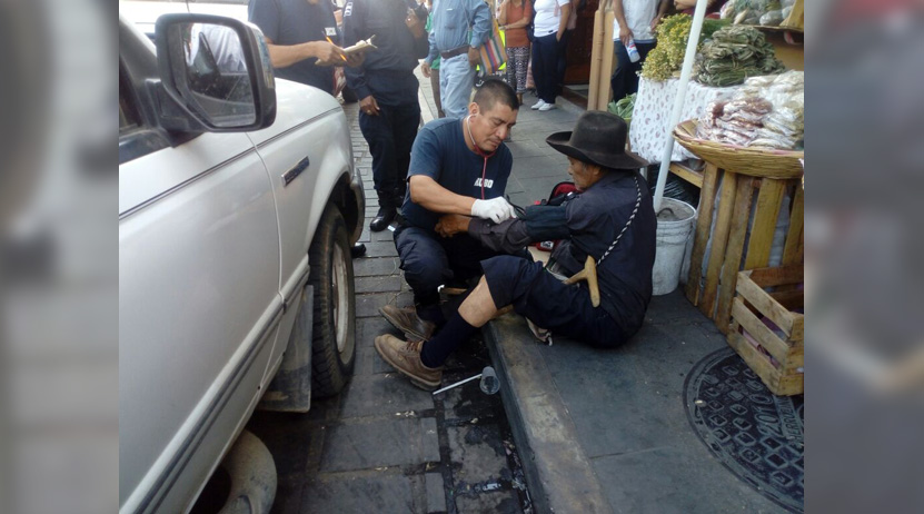 Sufre anciano aparatosa caída  por culpa de puestos ambulantes en Oaxaca | El Imparcial de Oaxaca