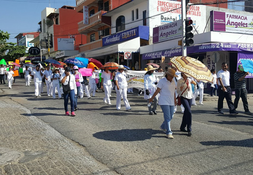 Marcha el sector Salud  en Puerto Escondido, Oaxaca