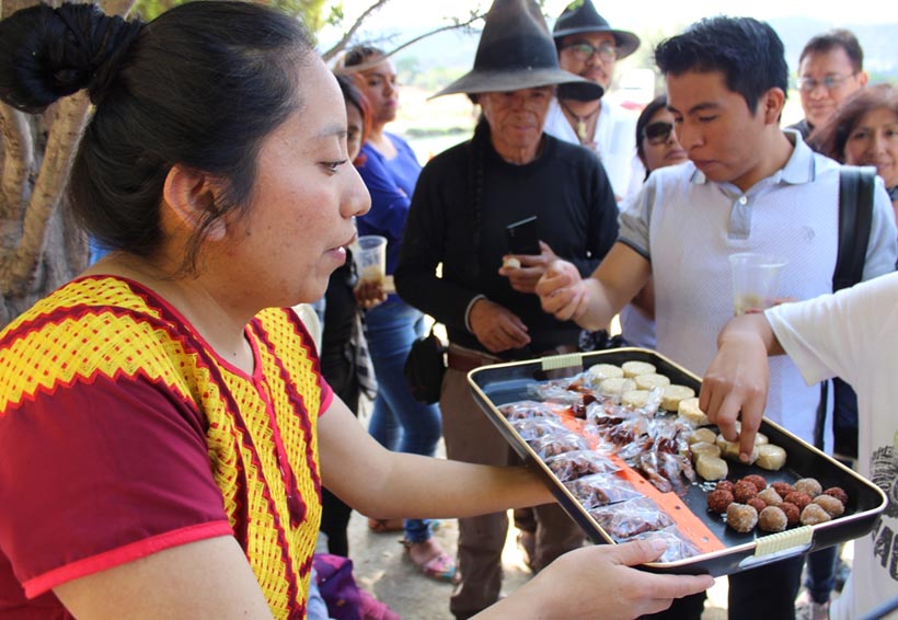 Mujeres de Tamazulápam del Progreso producen  dulces artesanales
