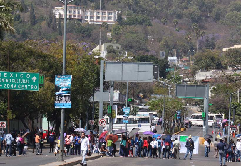 Padres de familia de Oaxaca son obligados a asistir a las marchas
