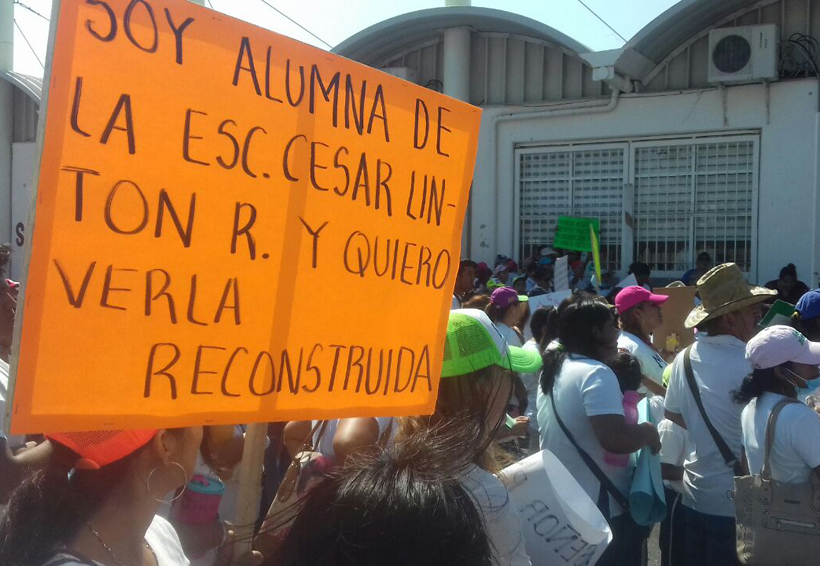Padres de familia exigen reconstrucción de escuelas en Salina Cruz, Oaxaca