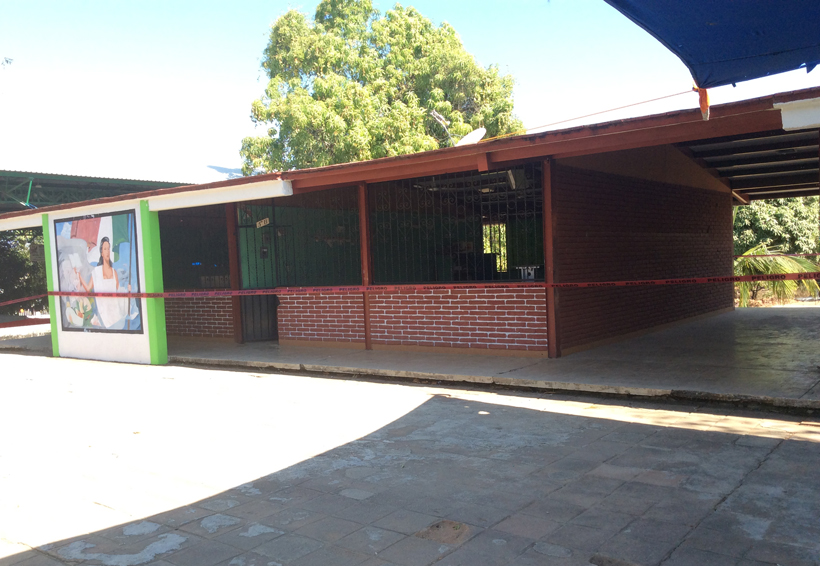 Reciben clases  bajo inclemencias en Pinotepa Nacional, Oaxaca