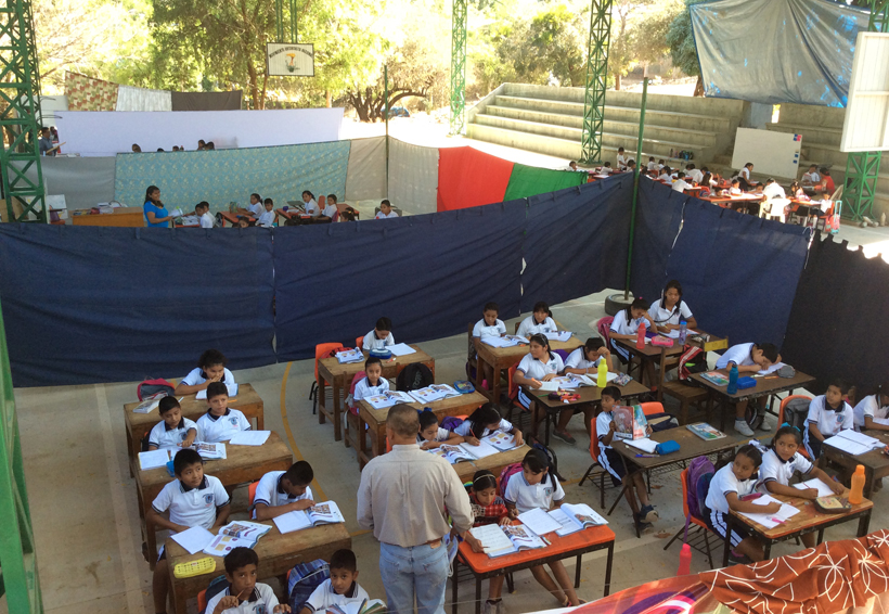 Reciben clases  bajo inclemencias en Pinotepa Nacional, Oaxaca