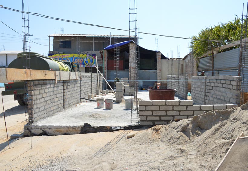 Reconstruyen viviendas  en Santiago Jamiltepec, Oaxaca
