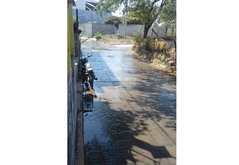 Se desbordan aguas  negras en Juchitán, Oaxaca