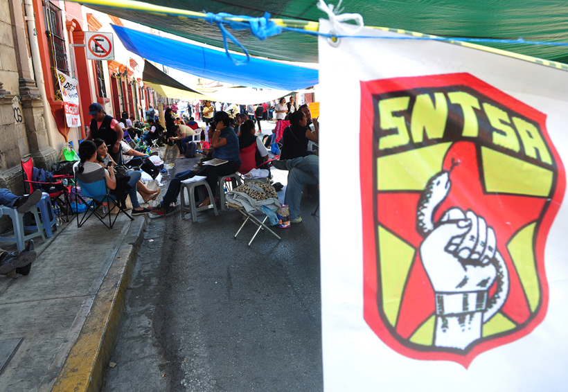 Mantienen protestas; continúa bloqueo en SSO | El Imparcial de Oaxaca