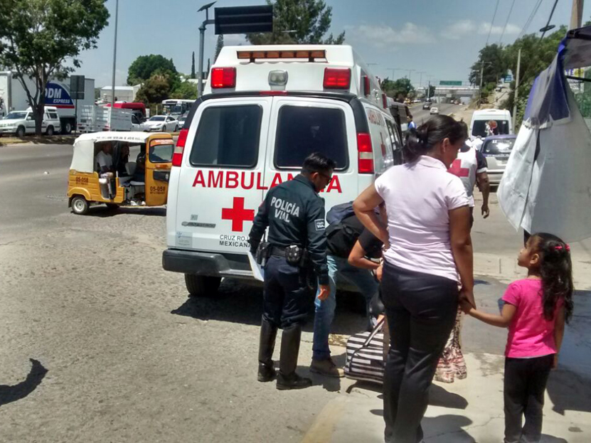 Mujer atropellada ocasiona choque entre dos vehículos en Oaxaca