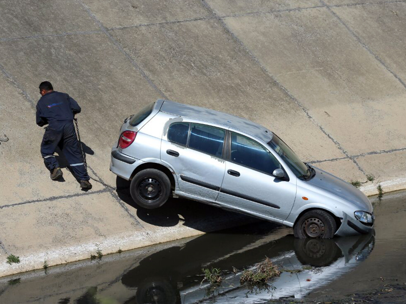 Automóvil terminó en el fondo del Río Salado en Oaxaca