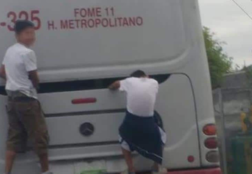 Video: Jóvenes ponen su vida en riesgo viajando ´colgados´ de camión | El Imparcial de Oaxaca