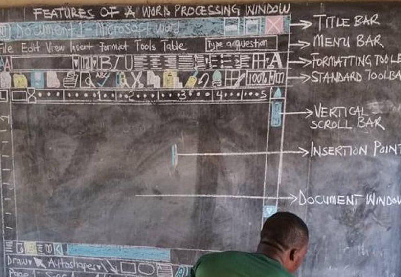 Maestro enseña Word con dibujo en el pizarrón en Ghana | El Imparcial de Oaxaca