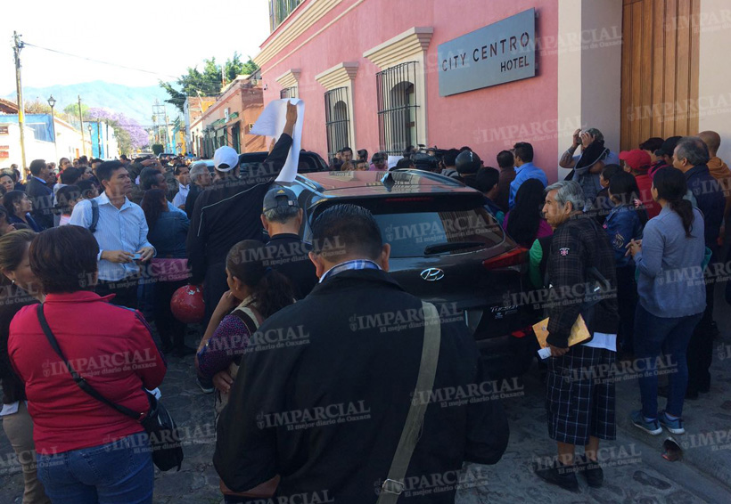 Padres de familia de la Técnica 1 bloquean calles en Oaxaca