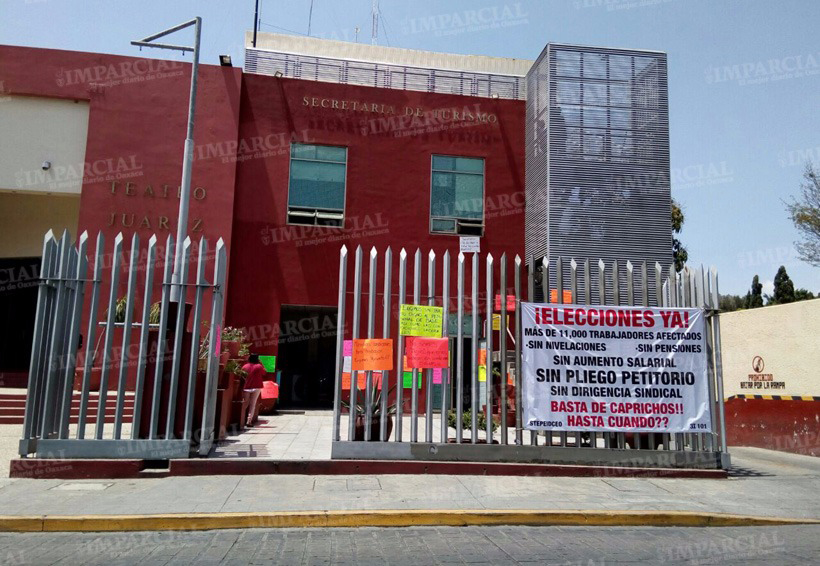 Protestan trabajadores de la Secretaría de Turismo en Oaxaca | El Imparcial de Oaxaca