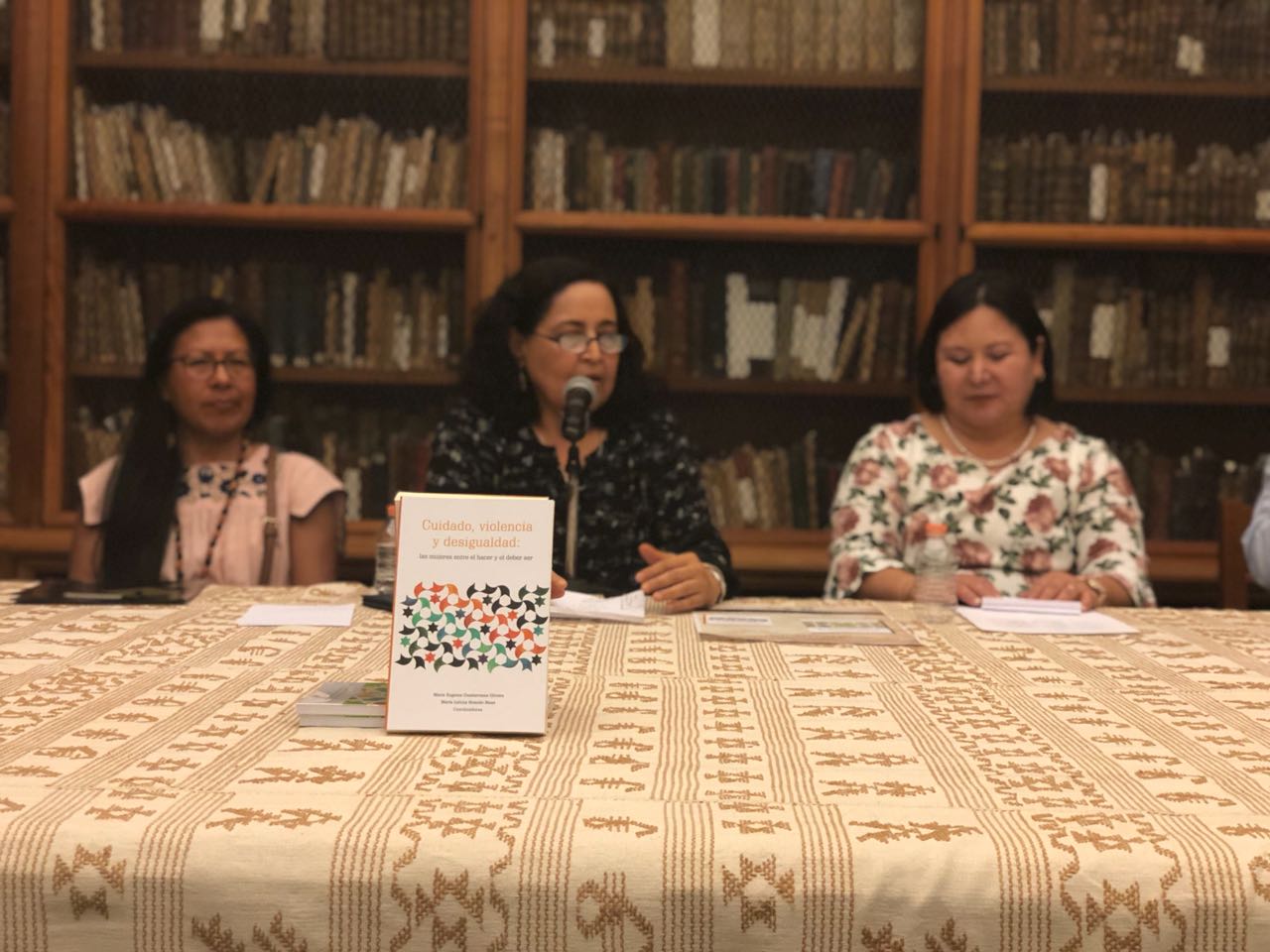 Presenta UABJO los libros Cuidado, violencia y desigualdad: las mujeres entre el hacer y deber ser y Espacios educativos e investigación científica en la sociedad actual