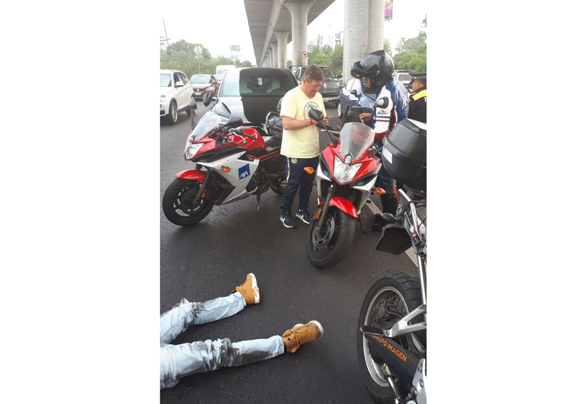 Piojo Herrera sufre percance vial y le echa la mano a motocilcista