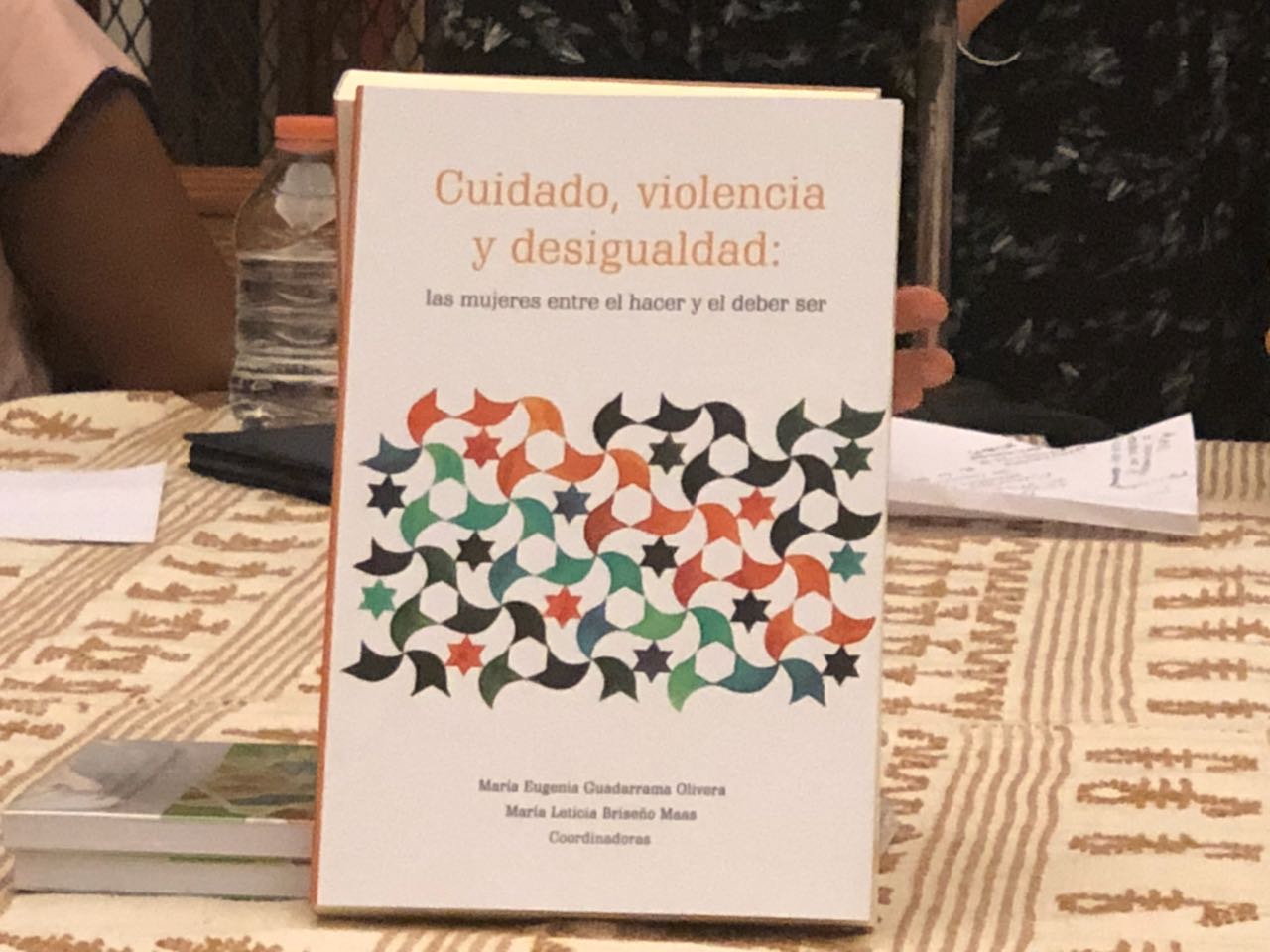 Presenta UABJO los libros Cuidado, violencia y desigualdad: las mujeres entre el hacer y deber ser y Espacios educativos e investigación científica en la sociedad actual