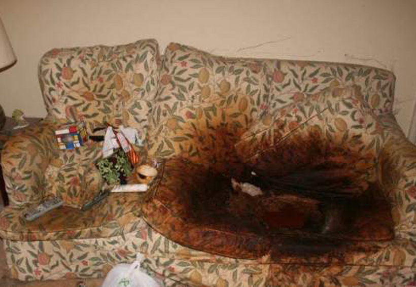 Una mujer deja morir a su madre anciana cubierta de sus propios excrementos