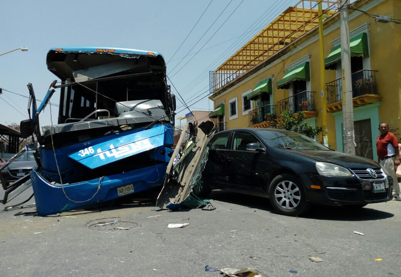 Autobuses siniestrados en calzada Madero terminan destrozados | El Imparcial de Oaxaca
