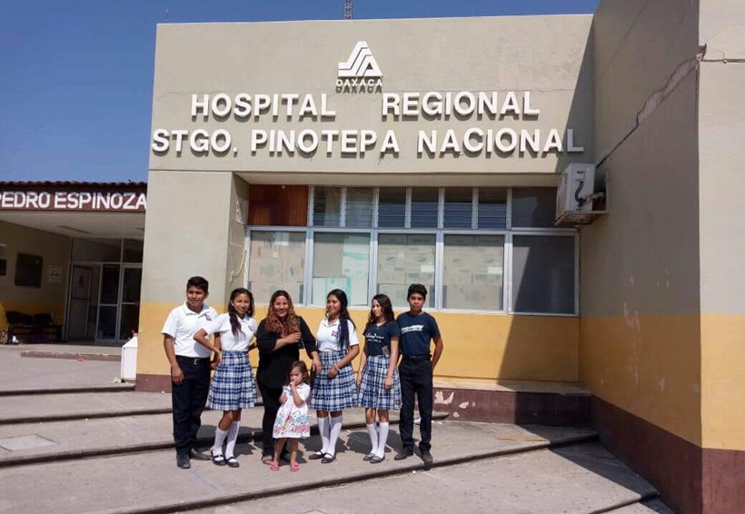 Alumnos de Pinotepa Nacional donan un lote  de sillas para pacientes del hospital regional