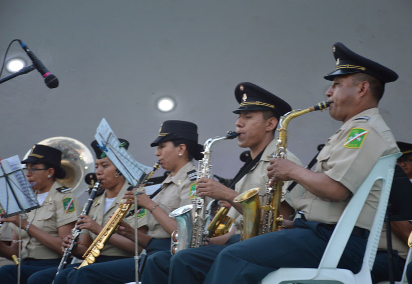 Banda de música de la Sedena  ofrece concierto en la Costa de Oaxaca