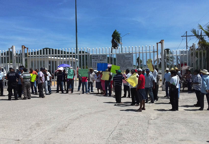 Bloquean la refinería Antonio Dovalí Jaime  para pedir indemnización | El Imparcial de Oaxaca