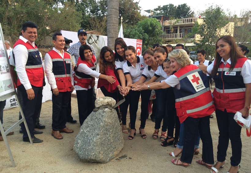 Colocan primera piedra para Cruz  Roja Mexicana en Pinotepa Nacional, Oaxaca