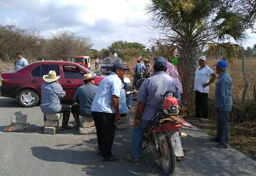 Comuneros bloquean carretera a San Dionisio del Mar | El Imparcial de Oaxaca