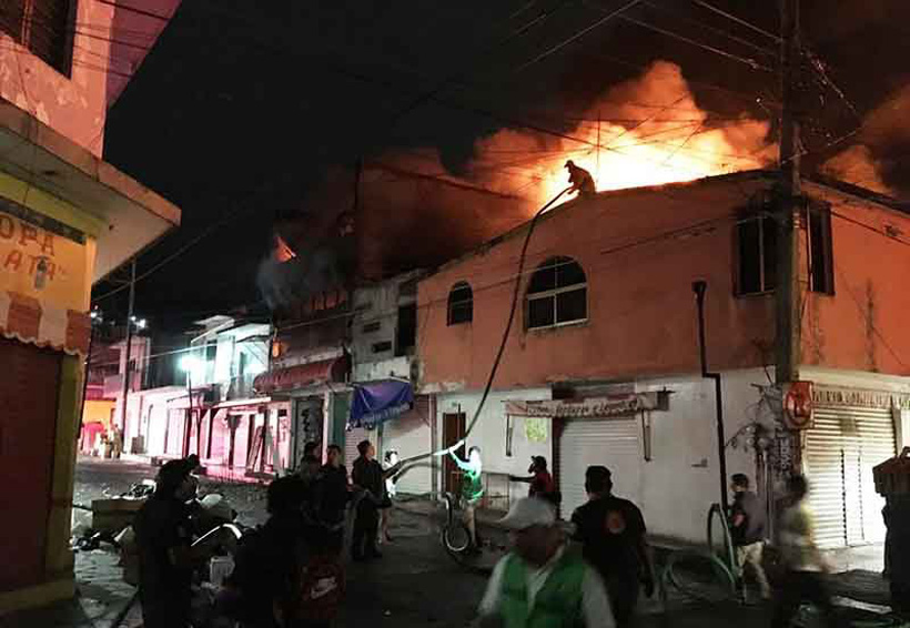 Voraz incendio acaba con locales | El Imparcial de Oaxaca