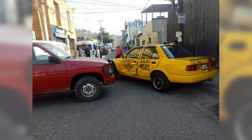 Se impactan taxi del sitio ADO y camioneta en Oaxaca; solo daños materiales | El Imparcial de Oaxaca