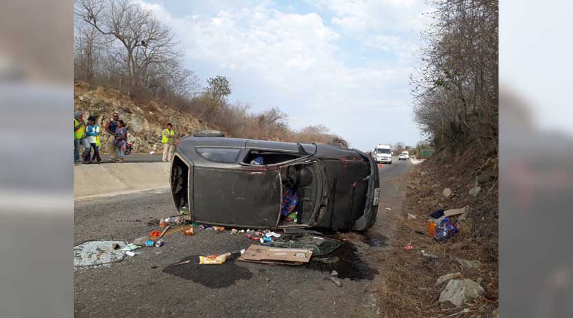 Vuelca automóvil en Santa María Tonameca, tres lesionados | El Imparcial de Oaxaca