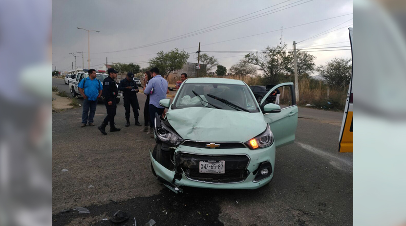 Chocan dos vehículos y queda un lesionado; ambos autos, dañados | El Imparcial de Oaxaca