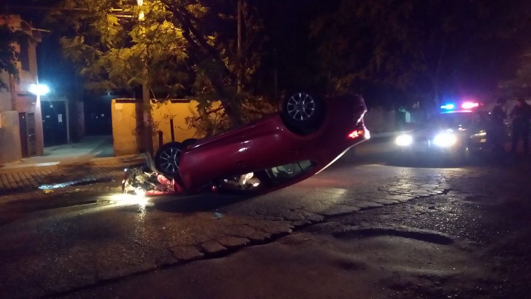 Conductor ebrio impacta su auto de lujo contra un árbol y vuelca; afortunadamente, sale ileso | El Imparcial de Oaxaca