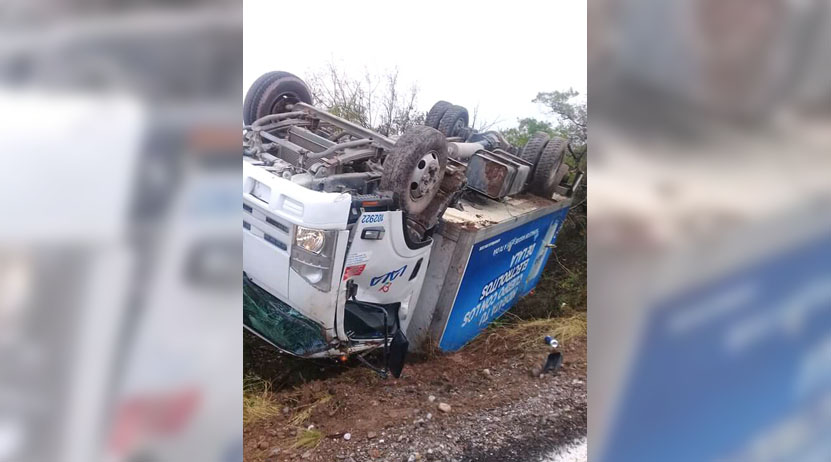 Vuelca camión lechero; quedó llantas arriba en carretera Huajuapan-Santiago Juxtlahuaca | El Imparcial de Oaxaca