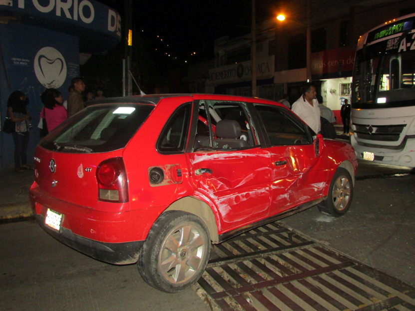 Tras golpe de urbano, auto saca peor parte | El Imparcial de Oaxaca
