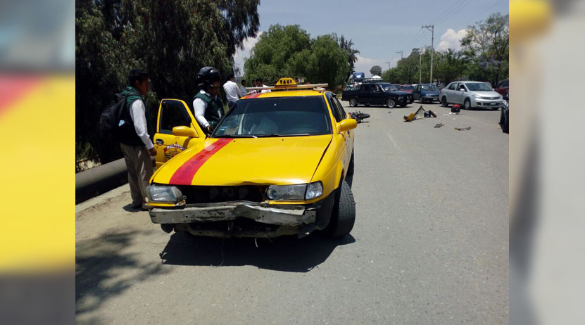 Motociclista termina con fractura expuesta al estrellarse contra Taxi en Oaxaca | El Imparcial de Oaxaca