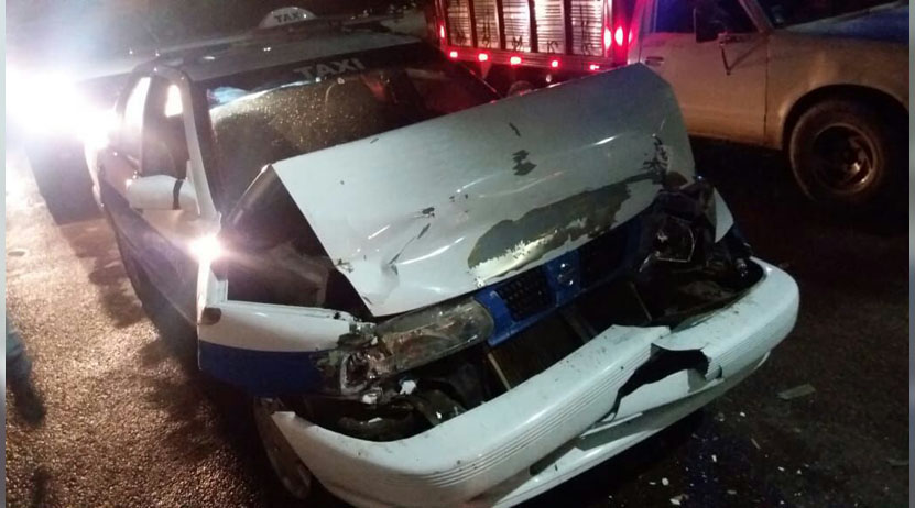 Conductor de taxi en estado de ebriedad choca en  Símbolos Patrios, Oaxaca