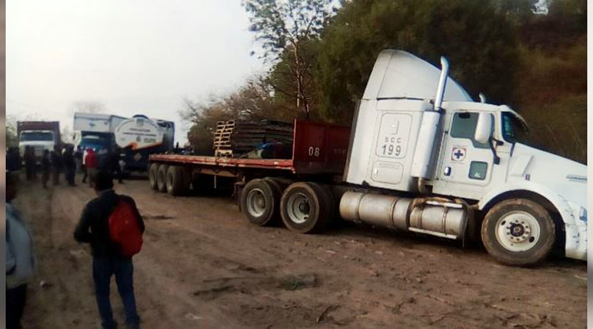 Tráiler cementero, accidentado en San Miguel Tlacotepec | El Imparcial de Oaxaca