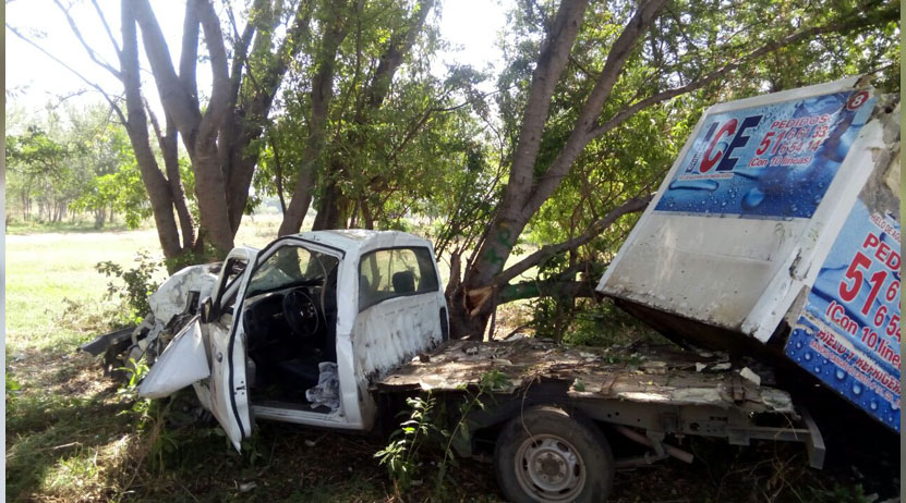 Ocupantes de camioneta la libran de milagro al accidentarse en Jalpan | El Imparcial de Oaxaca