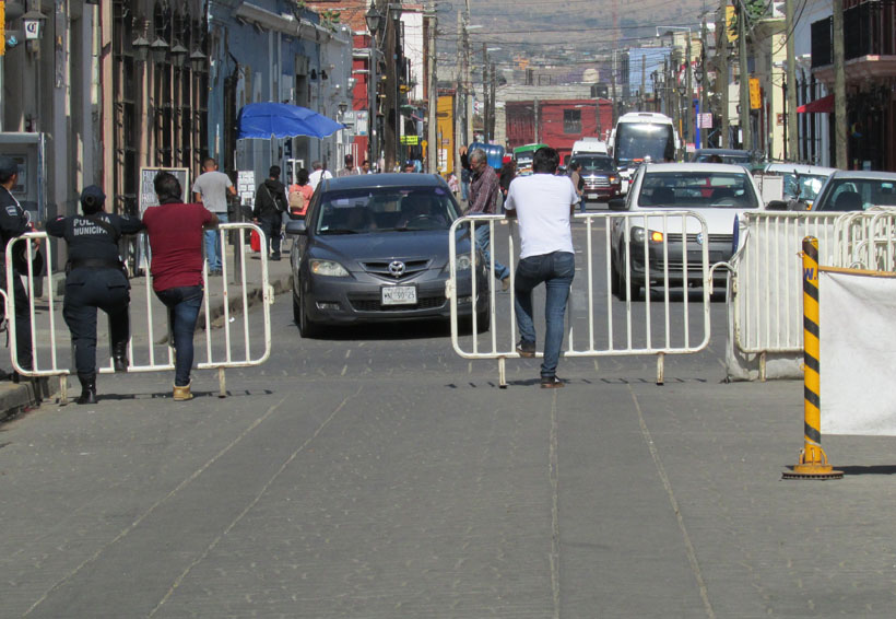 Exigen retiro de las  barreras metálicas del zócalo de Oaxaca