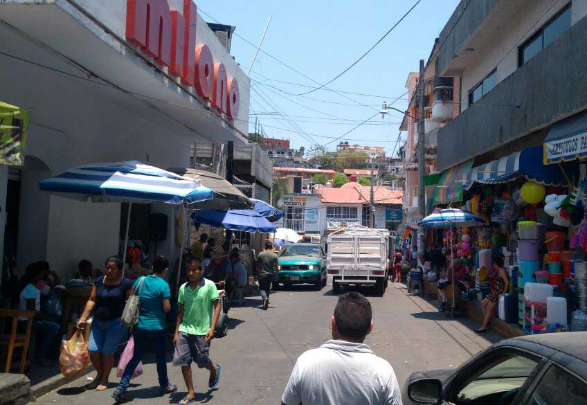 Realizan reordenamiento  vehicular y comercial en la costa de Oaxaca