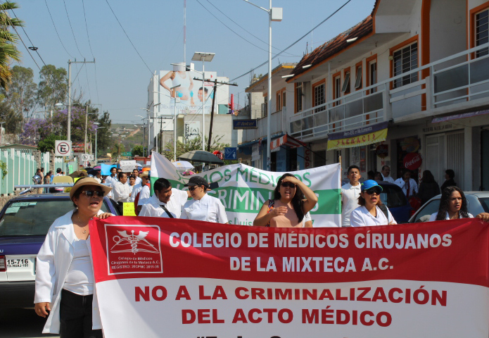 En la Mixteca de Oaxaca marcha el sector salud en apoyo al doctor Luis Pérez