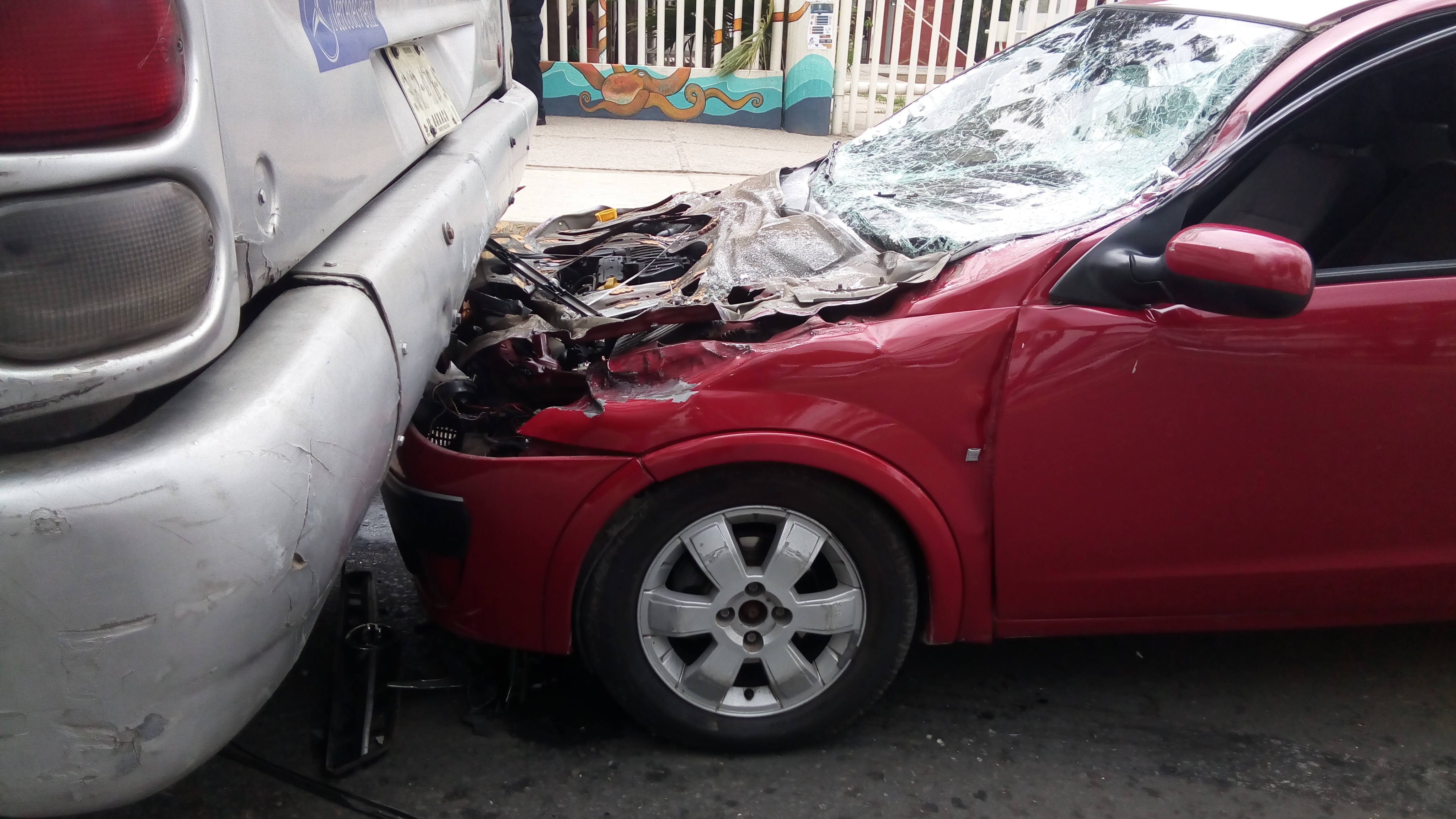 Camioneta queda debajo de urbano al impactarlo en CU | El Imparcial de Oaxaca