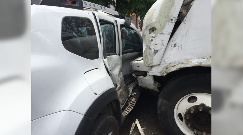 Una mujer lesionada tras ser embestida a bordo de su camioneta en la col. Reforma | El Imparcial de Oaxaca
