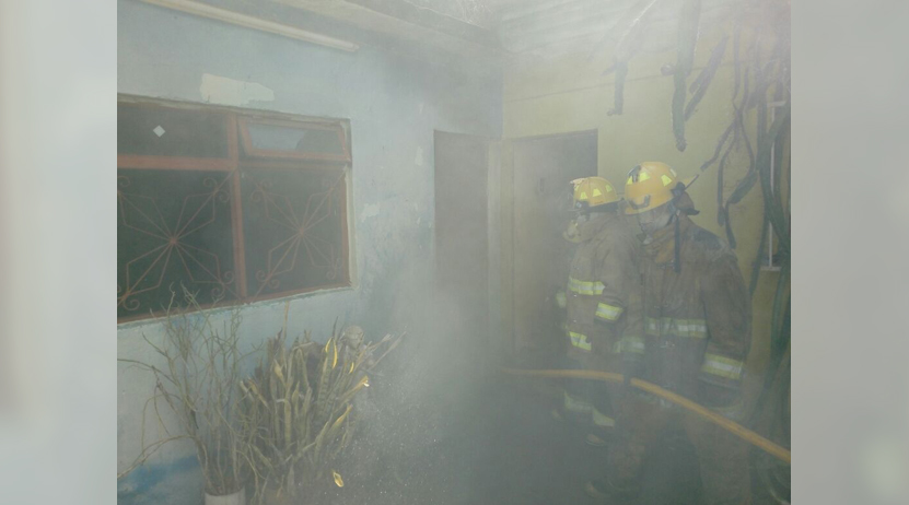 Dejan vela encendida y se quema casa en Oaxaca
