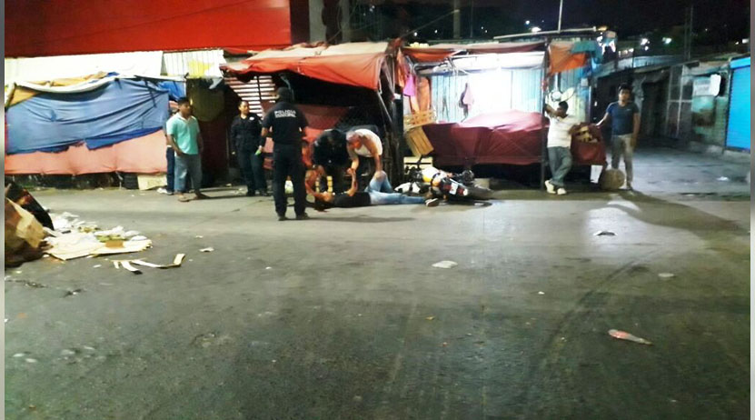 Ebrios en moto derrapan y caen en Salina Cruz; solo uno lesionado | El Imparcial de Oaxaca