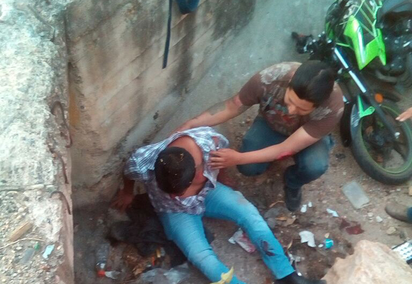 Derrapan motociclistas y caen en una coladera en Oaxaca | El Imparcial de Oaxaca