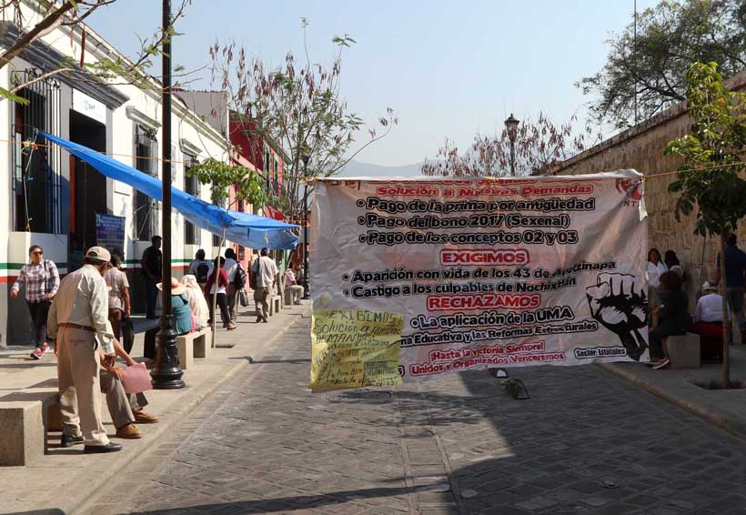 Jubilados instalan plantón en el SAT | El Imparcial de Oaxaca