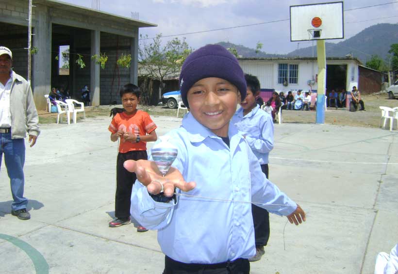 Niños de la Mixteca olvidan juegos tradicionales