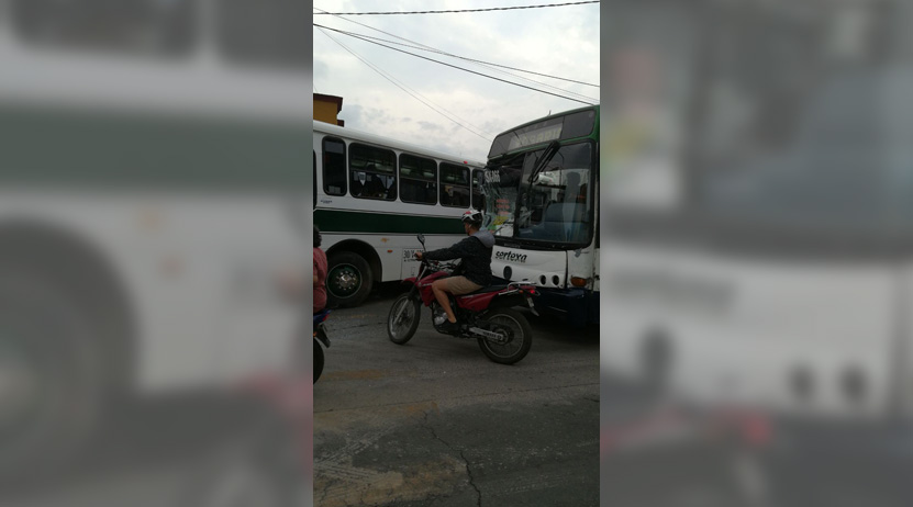 Choque entre urbanos, en el centro de la ciudad de Oaxaca | El Imparcial de Oaxaca