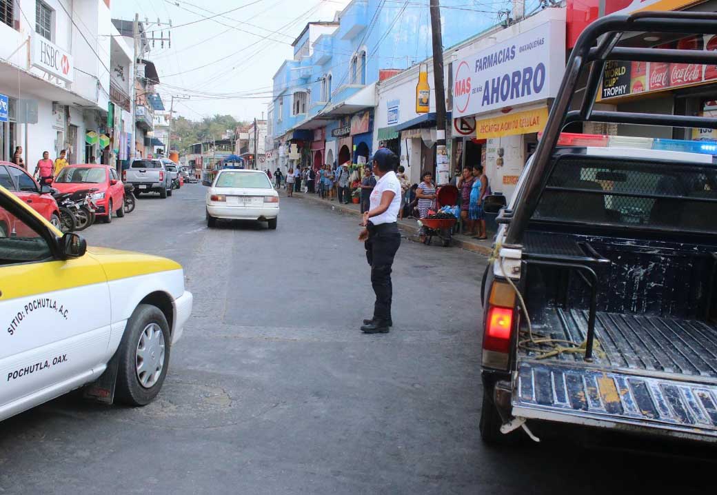 Realizan reordenamiento  vehicular y comercial en la costa de Oaxaca