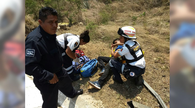 Volcadura por exceso de velocidad en el Cerro del Fortín, Oaxaca | El Imparcial de Oaxaca